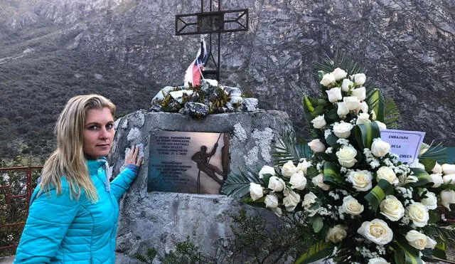 Jana Dušková, cónsul de La República Checa, en e monumento de homenaje de sus compatriotas.