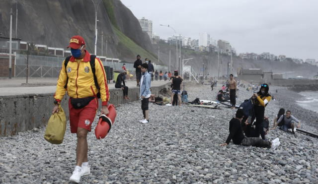 Entre adultos y menores de edad, decenas acudieron a playas, pero algunos sin tomar las precauciones del caso. Foto: Jhon Reyes / La República