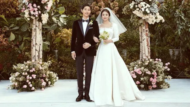 La pareja Song-Song en el día de su boda. El vestido de novia fue confeccionado por Christian Dior.