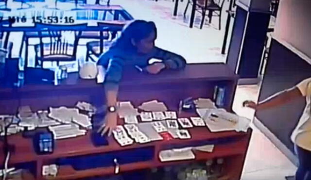 Mujer roba celular de cajera en solo 3 segundos [VIDEO]