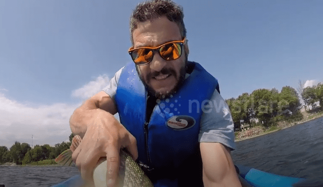 Un video viral de YouTube registró lo que ocurrió con un pescador al atrapar a un enorme criatura marina.