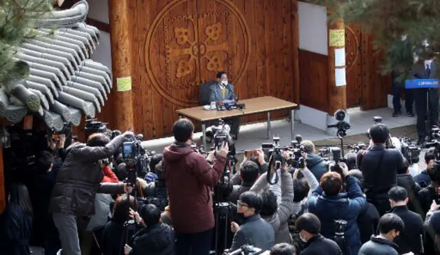 Lee Man-hee (c) en una conferencia de prensa en marzo pasado. Foto: AFP
