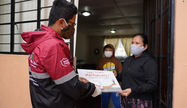 Momento en una vecina recibe su pedido de libros prestados a domicilio.