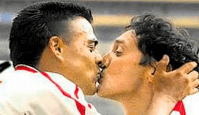 El inolvidable beso de Roberto Cornejo y Luis Tonelotto.