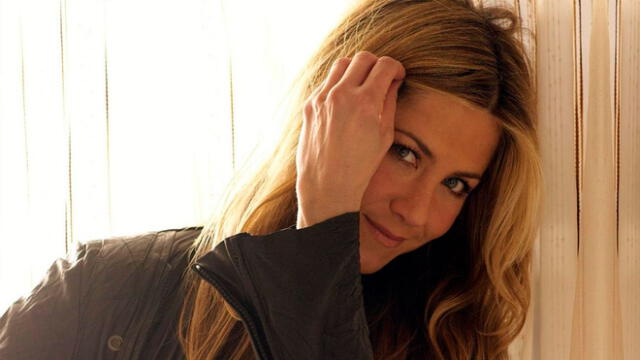 Jennifer Aniston es captada en comprometedora situación con misterioso galán