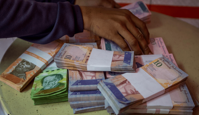 Bloomberg: Hasta 100% de interés pagan venezolanos para obtener dinero en efectivo