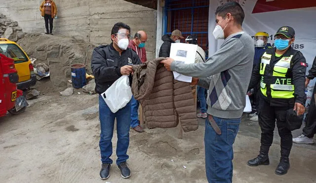 Reparten 15 mil casacas a población vulnerable de Ate Vitarte. / Creditos: María Pía Ponce/ URPI-GLR