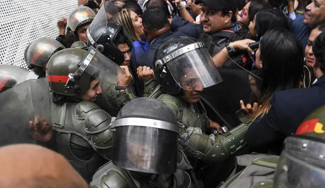 Guaidó y varios diputados de la mayoría opositora legislativa no pudieron ingresar al Palacio Legislativo debido a piquetes policiales y militares. Foto: AFP.