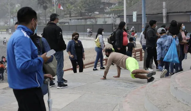 Entre adultos y menores de edad, decenas acudieron a playas, pero algunos sin tomar las precauciones del caso. Foto: Jhon Reyes / La República