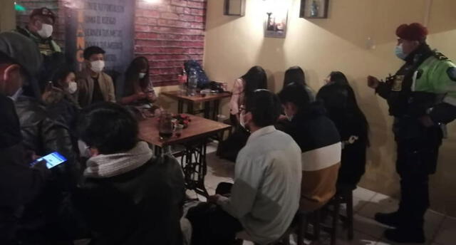 En el local encontraron a los asistentes consumiendo bebidas alcohólicas y sin respetando el distanciamiento social. Foto: Municipalidad de Puno.