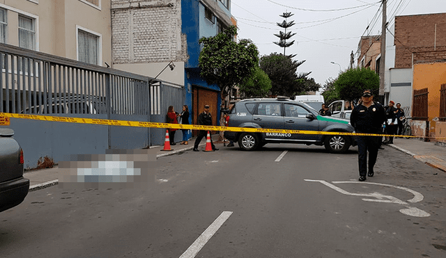 Barranco: cadáver es arrojado de un auto en marcha [VIDEO]