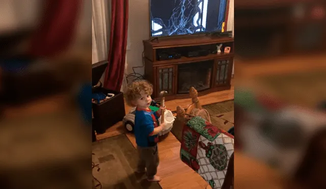 Video es viral en YouTube. El hombre no podía creer lo que había hecho el pequeño tras descuidarlo por un momento para ayudarle a su abuela