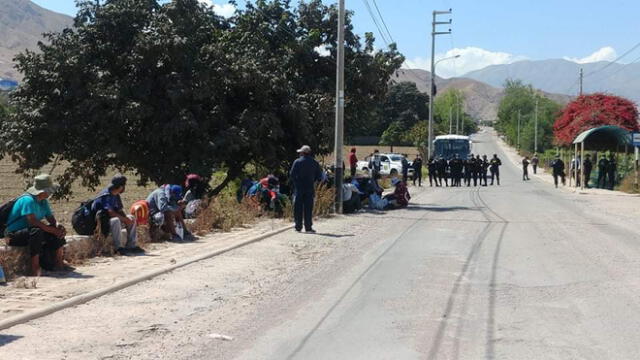 Viajeros fueron impedidos de seguir su éxodo hasta Puno.