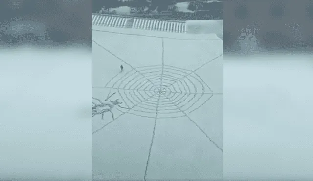 En Facebook, un hombre caminó por un desolado parque y aprovechó en realizar un increíble dibujo en el suelo.