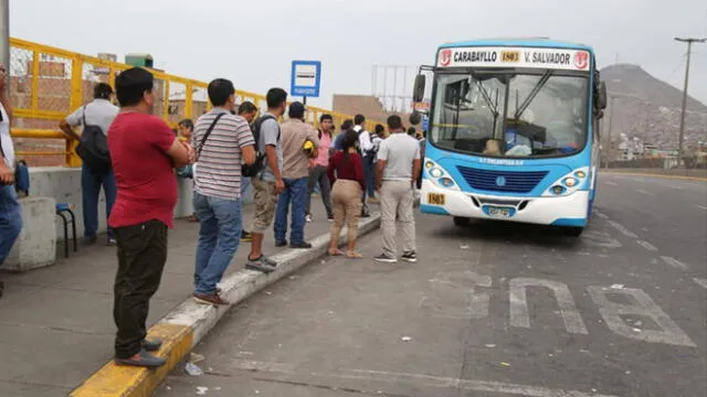 Pasajeros pugnan por subir a los buses, los cuales escasean y solo pueden llevar el 50% de lo normal. (Foto: Mauricio Malca / La República)