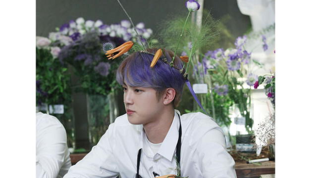 Jin elaboró una corona de flores fuera de lo común.