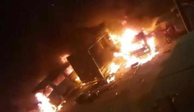 Vehículos fueron incendiados en los exteriores de la dependencia policial. Foto: Twitter/Hugo Rodríguez
