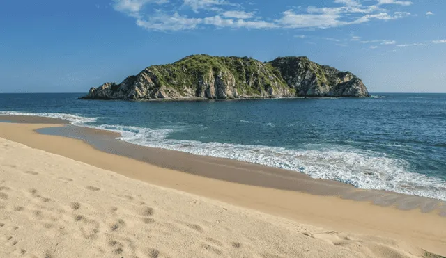 Facebook viral: mujer presume sexy pose frente a la playa, pero enorme ola la hunde [VIDEO] 