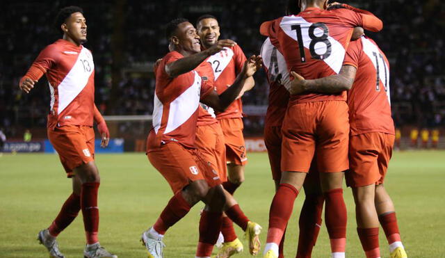 El fraterno abrazo de los jugadores de la selección peruana tras el gol de Iberico. Foto: Selección peruana/Twitter