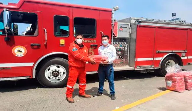 Los bomberos se mostraron muy agradecidos por importante donativo. Foto: Andina
