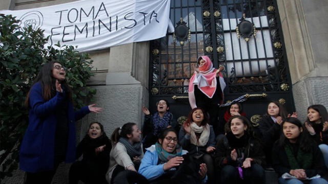 Feministas toman Universidad Católica de Chile ante casos de acoso machista