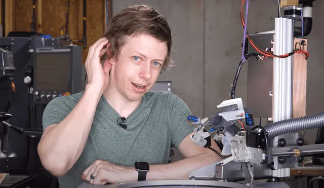 El joven construyó un robot para que le cortara el cabello al estilo que él quisiera. Foto: YouTube