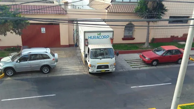 #YoDenuncio: vehículos estacionados en vía peatonal de Miraflores