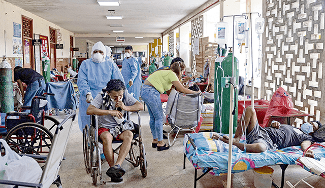 Iquitos. Pasillo del Hospital Regional de Iquitos lleno de pacientes infectados con la Covid-19, algunos con insuficiencia respiratoria, a los que sus familiares llevan los balones de oxígeno. Foto: EFE