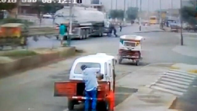 Dos sujetos matan a un hombre lanzándolo contra un camión cisterna [VIDEO]