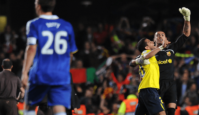 Dani Alves y Víctor Valdés celebrando la clasificación del FC Barcelona en Londres. | Foto: AFP