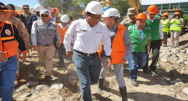 Premier Zeballos visitó zonas afectadas por lluvias.