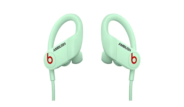 Los Powerbeats Ambush Glow lucen el logo de Beats y Ambush. Foto: Beats