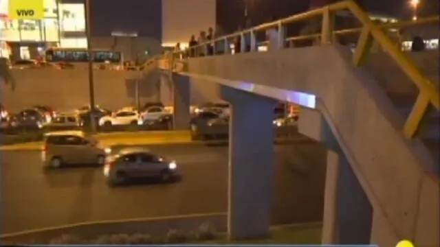 Vendedor ambulante cae de puente peatonal al evitar que fiscalizadores le quiten su mercadería [VIDEO]