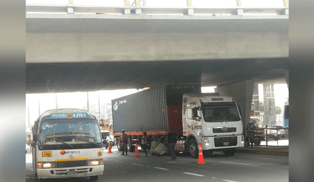 Semana Santa: camión quedó atascado debajo del puente Atocongo [VIDEO]
