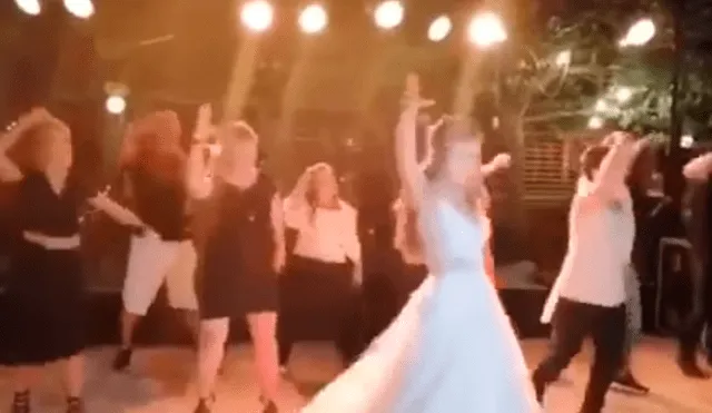 En Facebook, una novia preparó una sorpresa para su pareja e invitados bailando la canción ‘Con Calma’ de Daddy Yankee.
