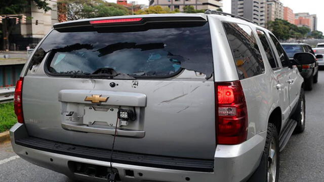 Así quedó una camioneta que transportaba opositores rumbo al Parlamento luego de ser atacada este miércoles en Caracas. Foto: EFE