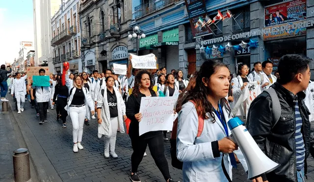 Conductores de Uber se unen a marcha por estudiantes asesinados de Puebla [VIDEO]
