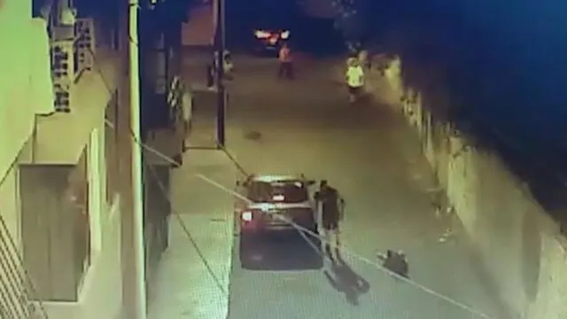 Agresor persiguió a víctima y la atacó al frente del departamento que alquilaban. (Foto: Captura de video)
