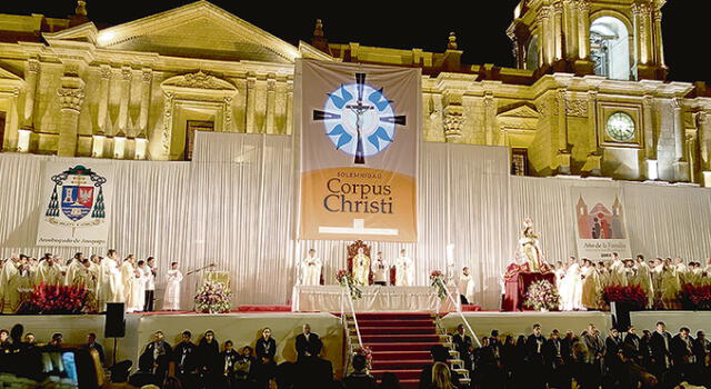 Arequipeños vivieron Corpus Christi en plaza de Armas