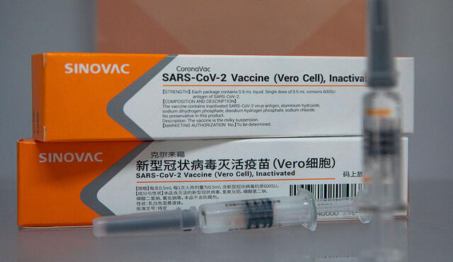 La posible vacuna contra la COVID-19 de Sinovac CoronaVac se exhibe en la sede de la compañía en Pekín, China. Sinovac Biotech es la empresa china que desarrolla la CoronaVac. Foto: EFE