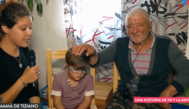 Desliza hacia la izquierda para conocer al niño que adoptó a un anciano indigente, escena viral de YouTube.