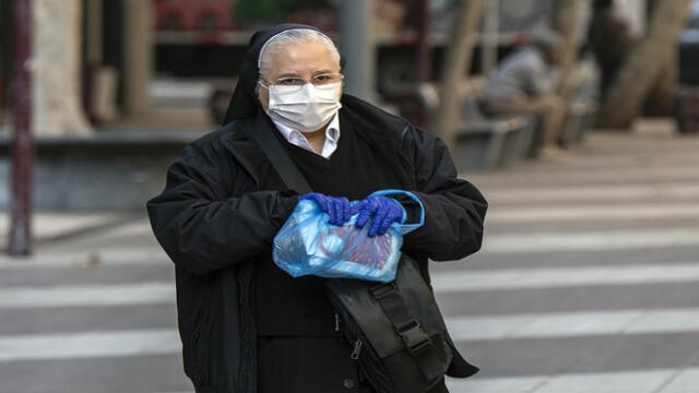 A nun wears a face mask as a preventive measure against the spread of the COVID-19 coronavirus, in Santiago, on May 13, 2020. - Chile's government ordered a mandatory total quarantine for the capital Santiago on Wednesday after a 60 percent spike in coronavirus infections in the previous 24 hours. (Photo by Martin BERNETTI / AFP)