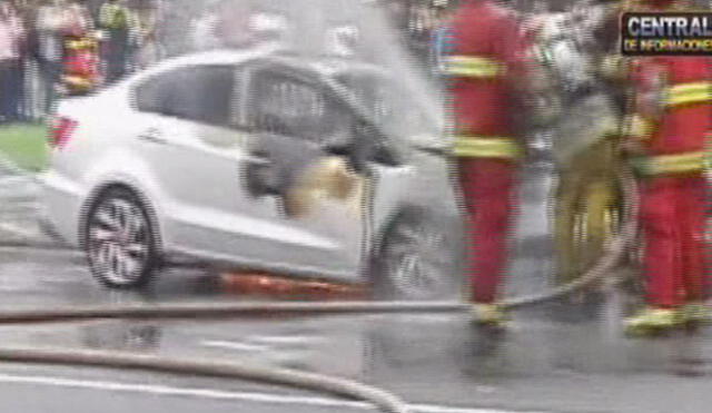 Cercado de Lima: Vehículo se incendió frente a Palacio de Justicia [VIDEO]