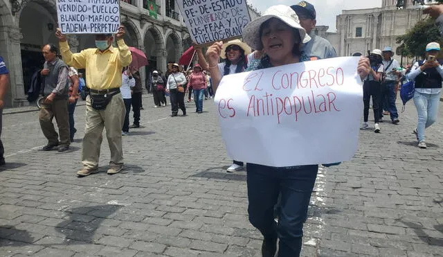 Arequipa. ciudadanos llegaron hasta la Plaza de Armas para protestar. Foto Leonela Aquino URPI -LR