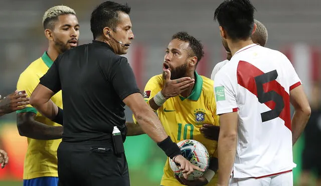 Julio Bascuñán cobró dos penales y expulsó a Carlos Zambrano en el partido de las Eliminatorias a Qatar 2022. Foto: AFP