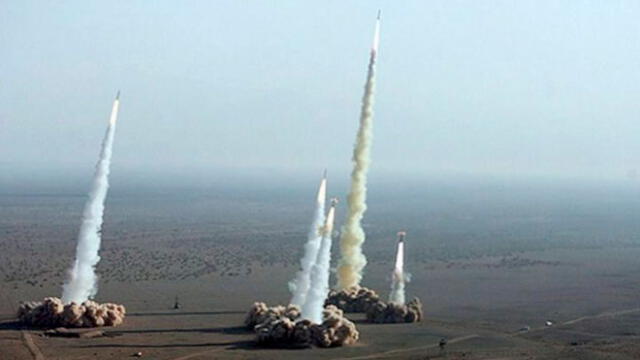 Lanzamiento de varios misiles balísticos en maniobras militares en Irán. Foto: EFE.