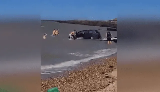A través de Facebook se hizo viral el momento en que un joven se mete al océano al ver que el agua se estaba llevando su auto.