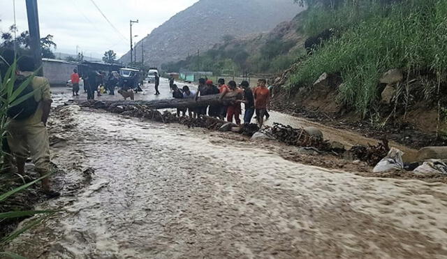 Huayco destruye tramo de la carretera Casma-Huaraz en Pariacoto