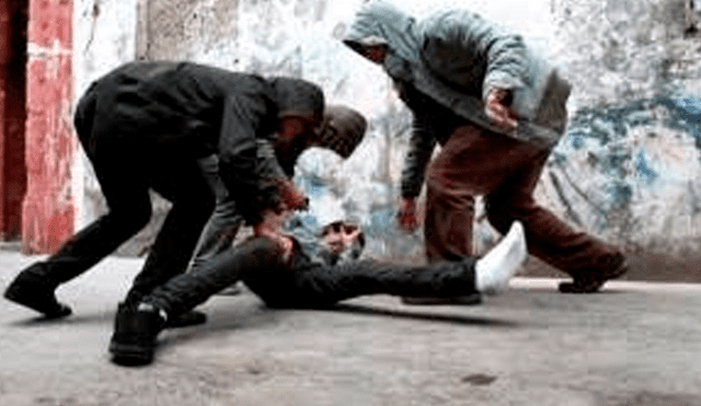 Delincuentes golpean salvajemente a dos hombres para robarles 1 dólar [VIDEO]