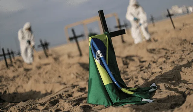 Los activistas colocaron cruces y banderas de Brasil. | Foto: Antonio Lacerd / EFE